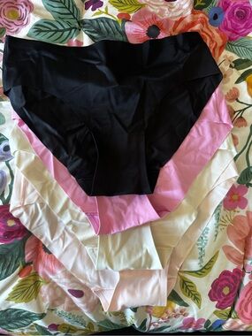 LuLuLemon Invisiwear mid-rise Bikini Underwear NWT